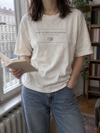 Nahaufnahme des Shirt-Drucks SuB-Selbsthilfegruppe – Mitglied seit 2019 am Fenster