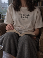 Nahaufnahme des Shirt-Drucks Nur noch ein Kapitel (gelogen) im Sessel