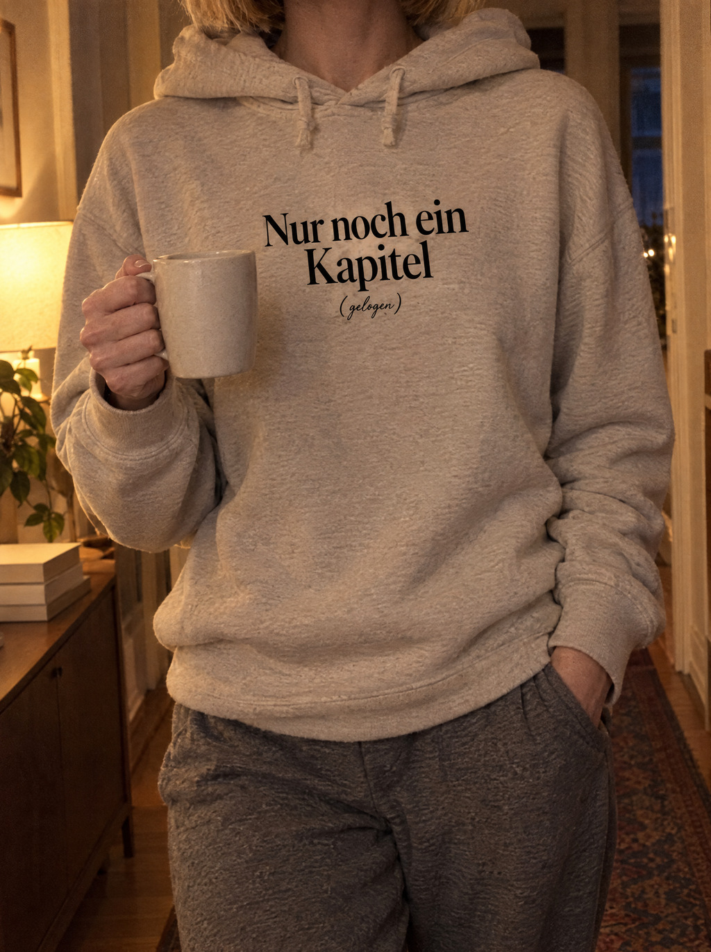 Nahaufnahme des Hoodie-Drucks Nur noch ein Kapitel (gelogen) mit Kaffeetasse