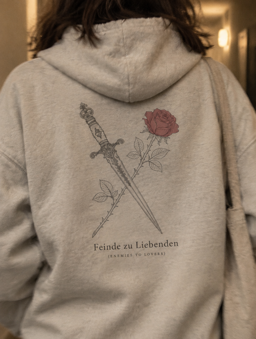 Nahaufnahme des Rückendrucks Feinde zu Liebenden auf dem Hoodie