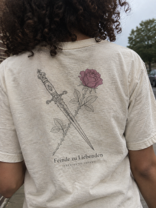 Nahaufnahme des Rückendrucks Feinde zu Liebenden auf dem Shirt