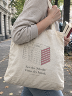 Nahaufnahme des Bücherstapel-Drucks auf der Farbschnitt Tote-Bag