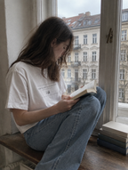 SuB-Selbsthilfegruppe Shirt in Weiß, Frau am Fenster