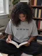 SuB-Eskalation Shirt in Heather Grey, Frau zwischen Bücherstapeln