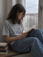 SuB-Selbsthilfegruppe Shirt in Heather Grey, Frau am Fenster