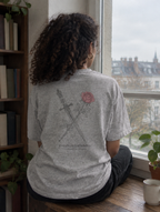 Feinde zu Liebenden Shirt in Heather Grey, Rückendruck am Fenster
