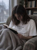 Nur noch ein Kapitel Shirt in Heather Grey, Frau im Sessel