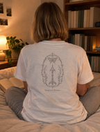 Langsames Brennen Shirt in Weiß, Rückendruck auf dem Bett