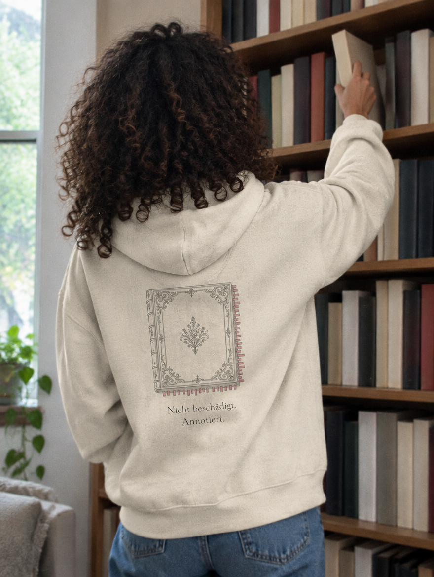 Nicht beschädigt. Annotiert. Hoodie in Natural Raw, Rückendruck am Bücherregal