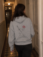 Feinde zu Liebenden Hoodie in Cool Heather Grey, Rückendruck im Flur