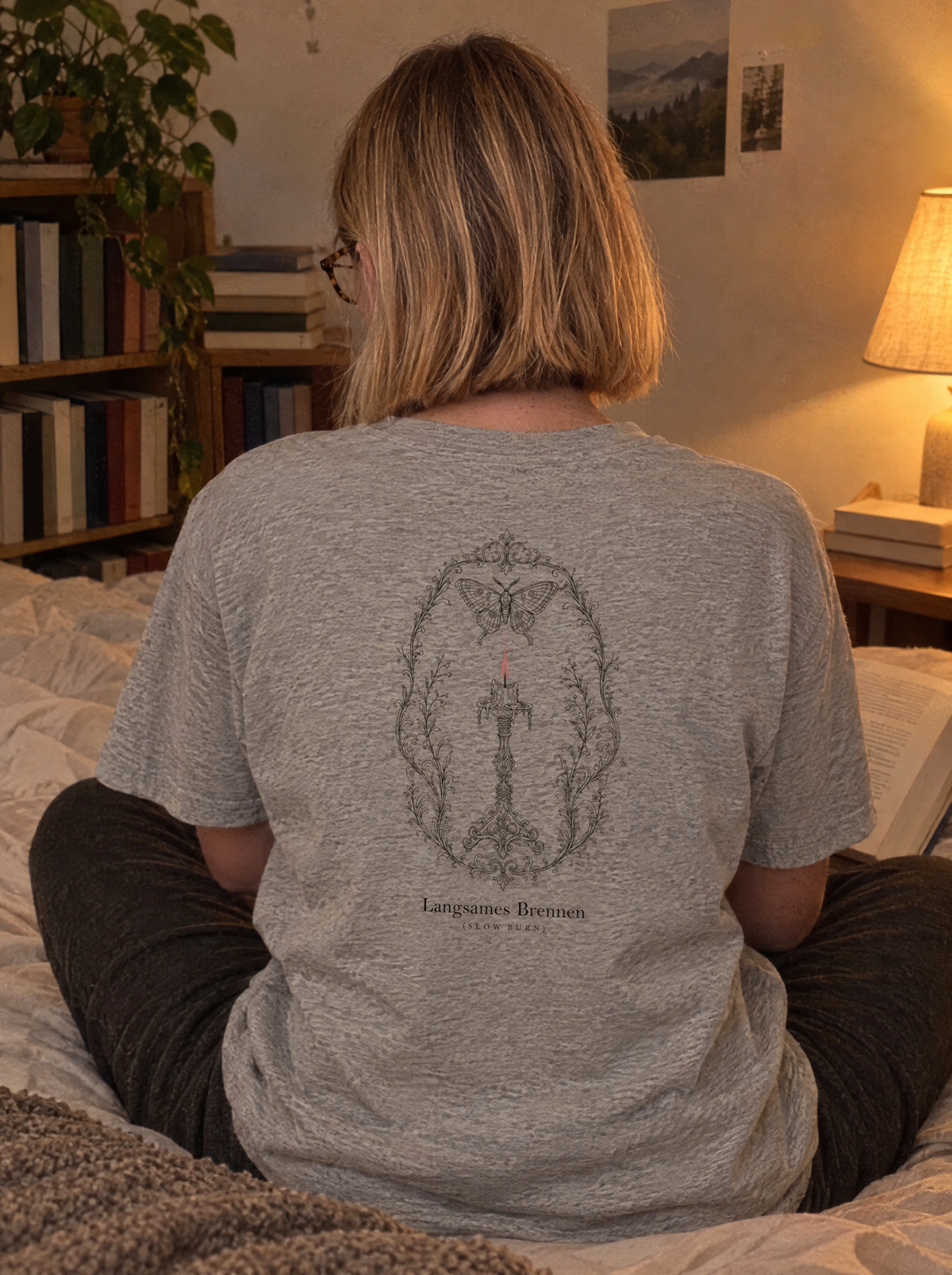Langsames Brennen Shirt in Heather Grey, Rückendruck auf dem Bett
