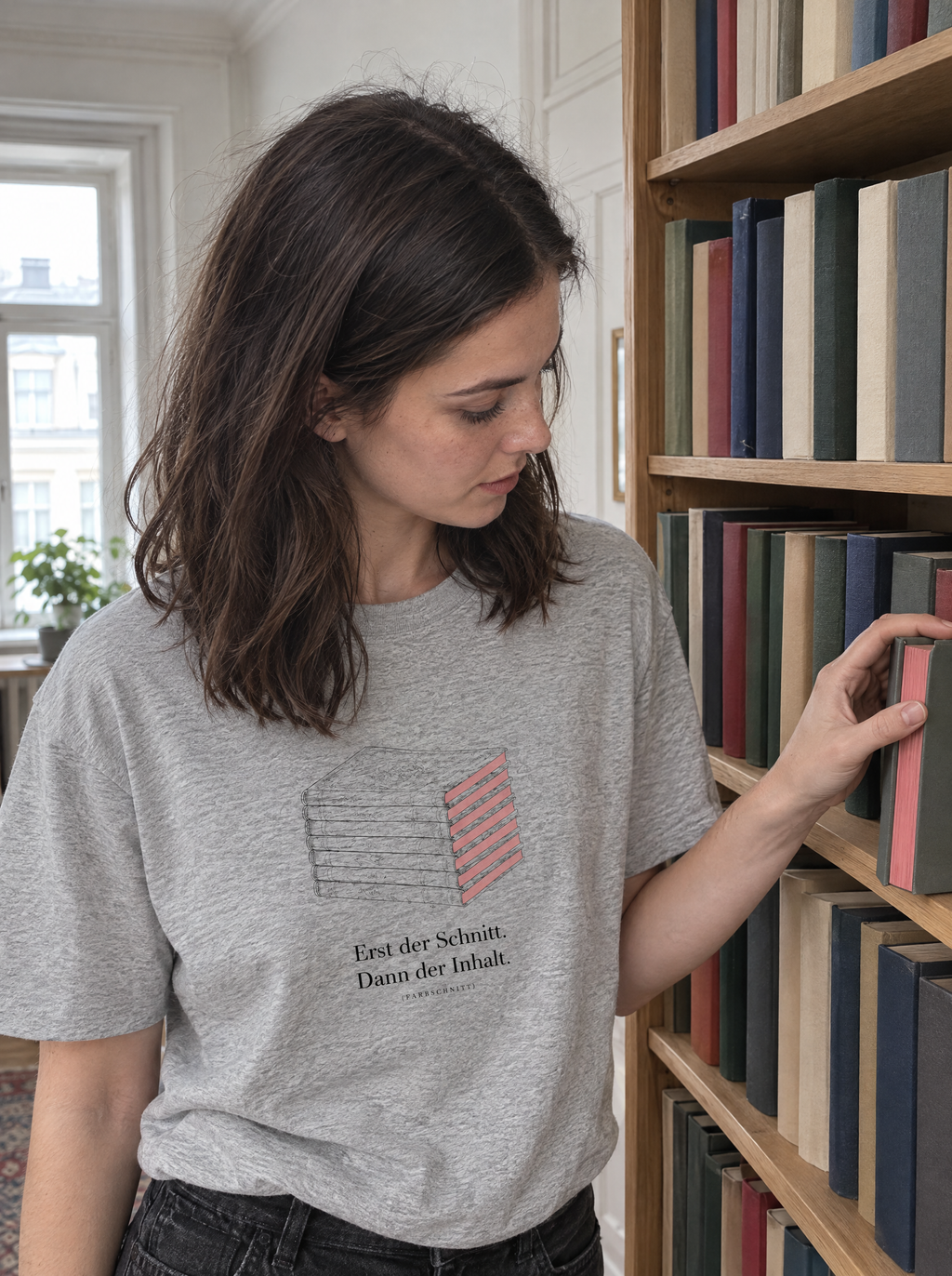 Farbschnitt Shirt in Heather Grey, Frau am Bücherregal