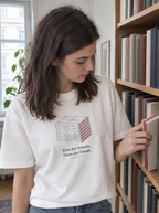 Farbschnitt Shirt in Weiß, Frau am Bücherregal