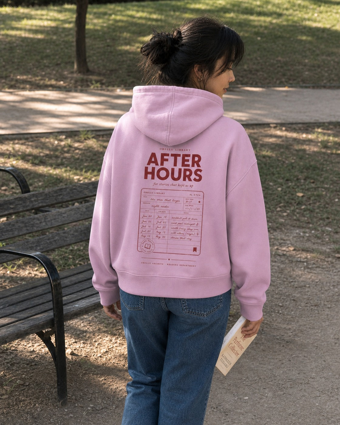 After Hours Library – Boxcut Hoodie in Bubble Pink – Lifestylebild mit originalgetreuem Boxcut-Schnitt