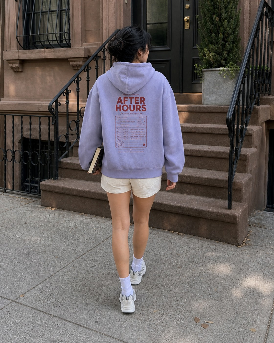 After Hours Library – Boxcut Hoodie in Lavender – Lifestylebild mit originalgetreuem Boxcut-Schnitt