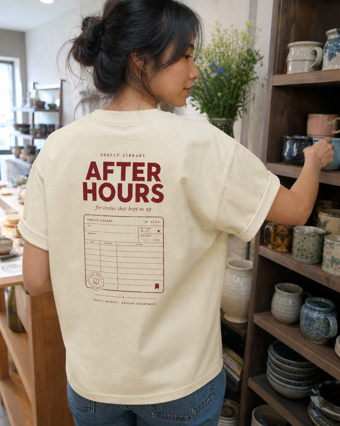 After Hours Library – Rolled Sleeve T-Shirt in Butter – authentisches iPhone-Lifestylebild