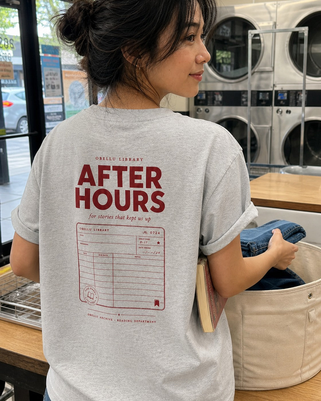 After Hours Library – Rolled Sleeve T-Shirt in Heather Grey – authentisches iPhone-Lifestylebild
