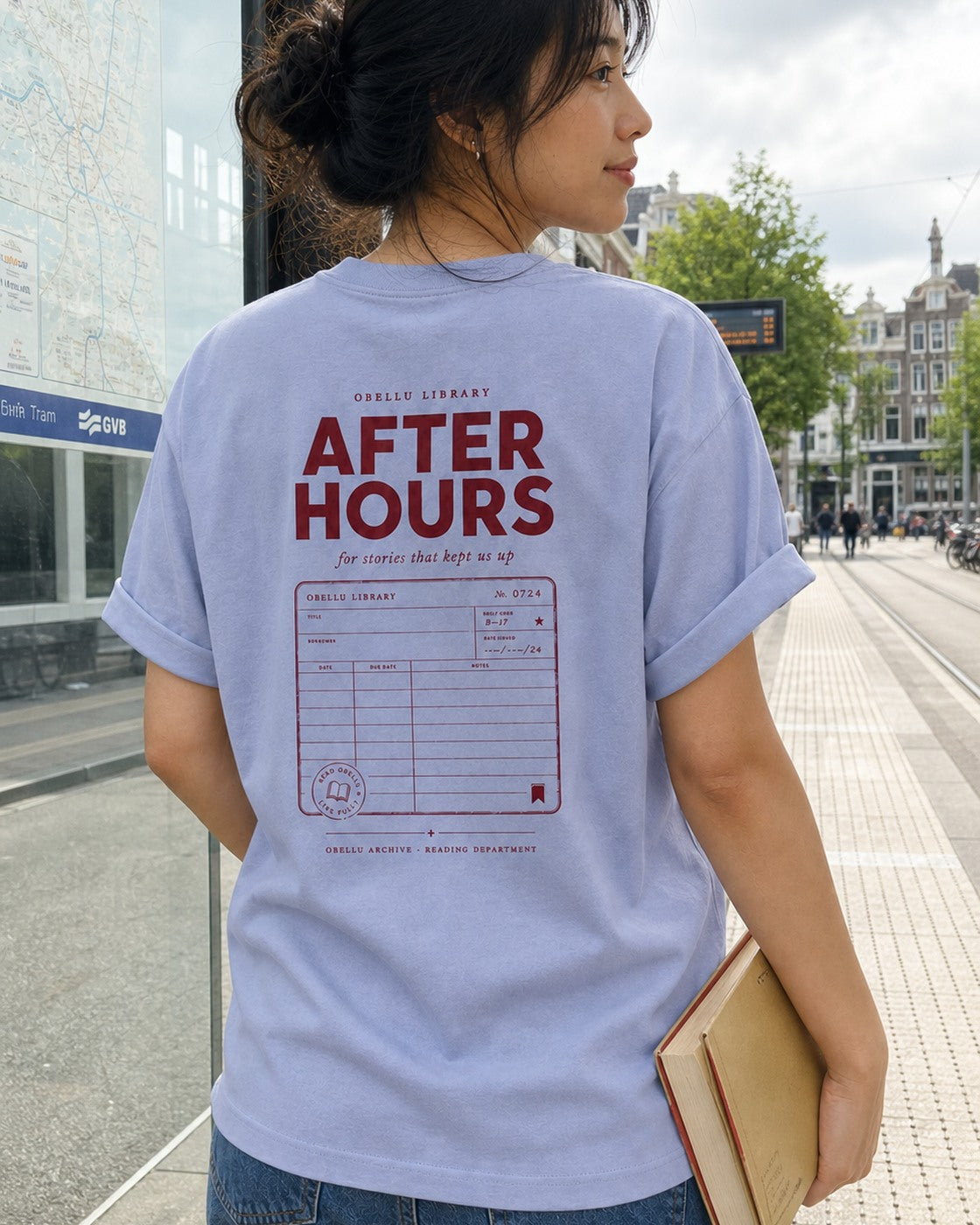 After Hours Library – Rolled Sleeve T-Shirt in Serene Blue – authentisches iPhone-Lifestylebild