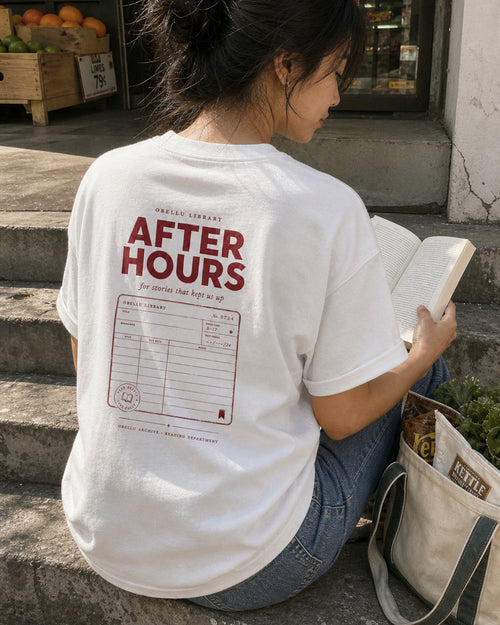 After Hours Library – Rolled Sleeve T-Shirt in White – authentisches iPhone-Lifestylebild