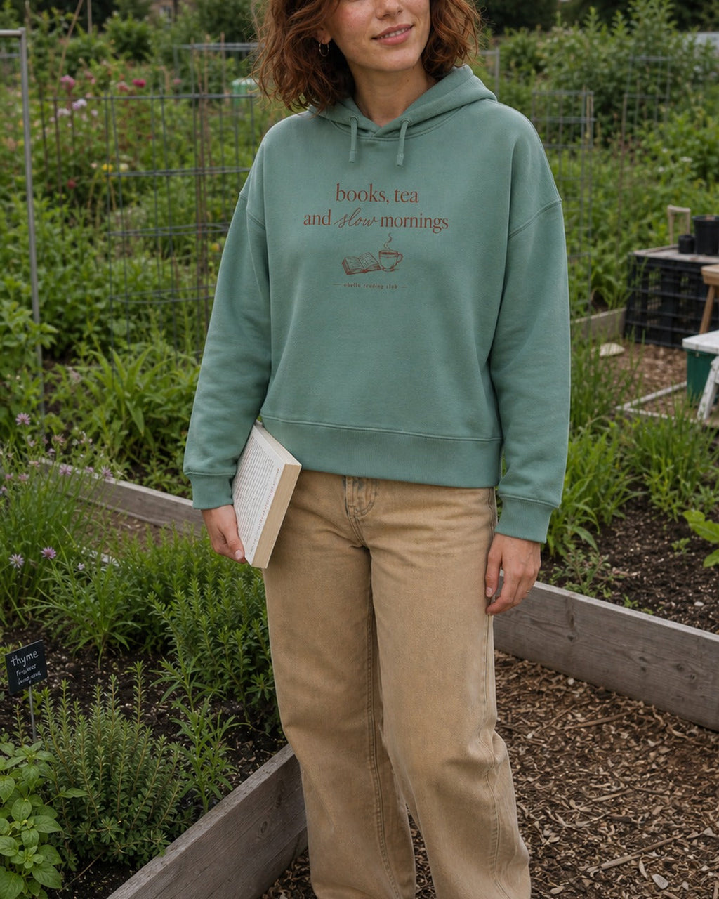 Books, Tea & Slow Mornings – Boxcut Hoodie in Green Bay – Lifestylebild mit originalgetreuem Boxcut-Schnitt