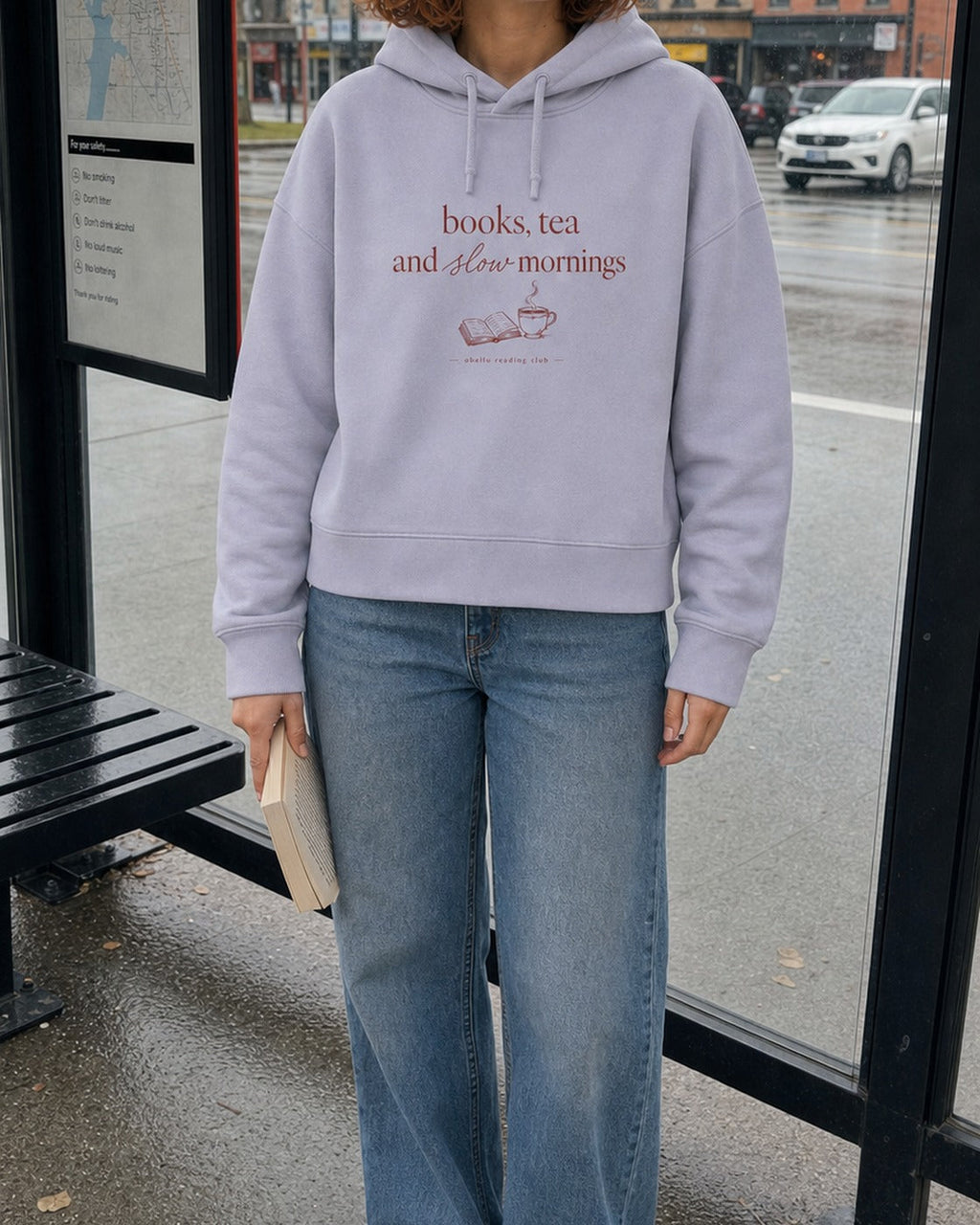 Books, Tea & Slow Mornings – Boxcut Hoodie in Lavender – Lifestylebild mit originalgetreuem Boxcut-Schnitt
