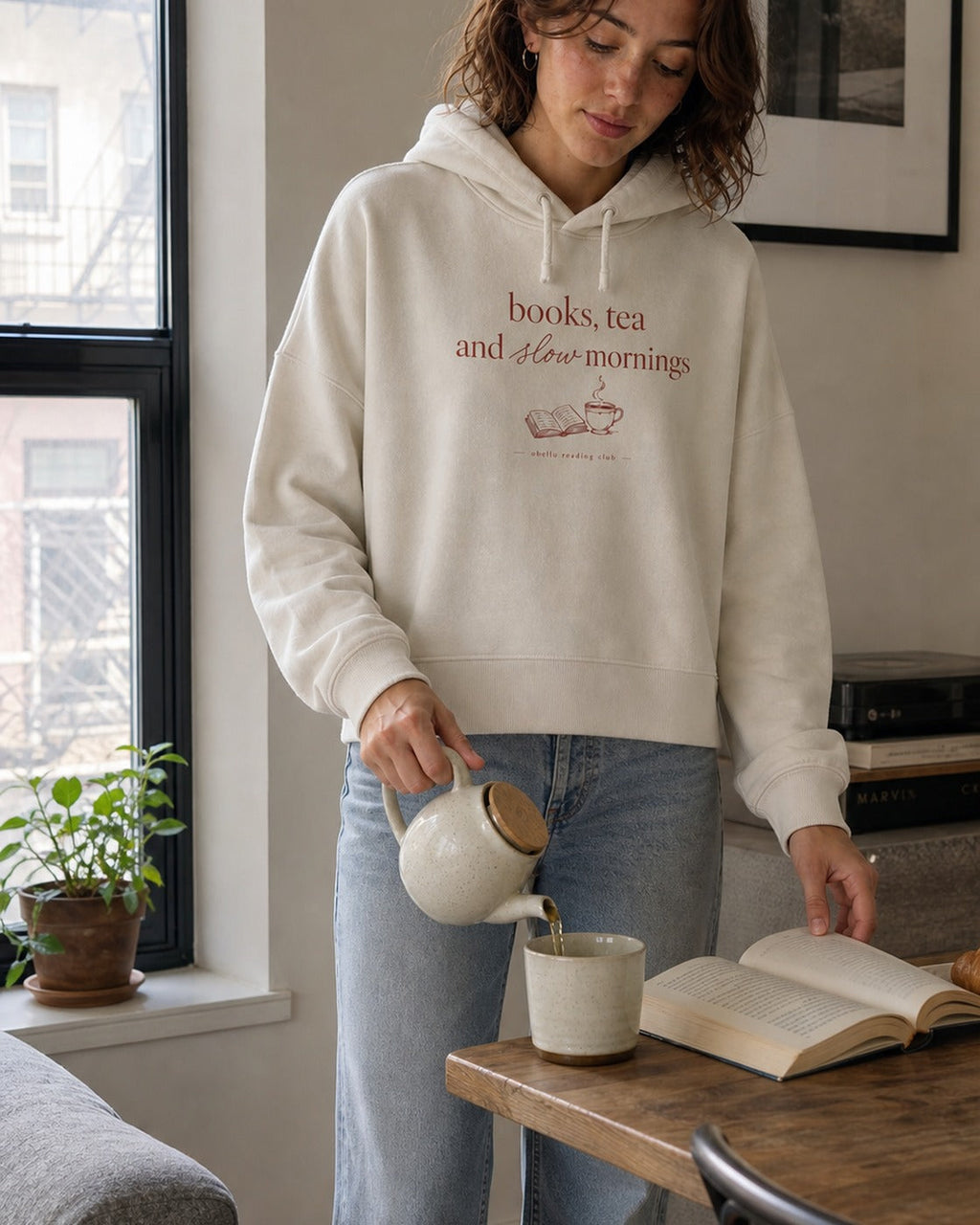 Books, Tea & Slow Mornings – Boxcut Hoodie in Natural Raw – Lifestylebild mit originalgetreuem Boxcut-Schnitt