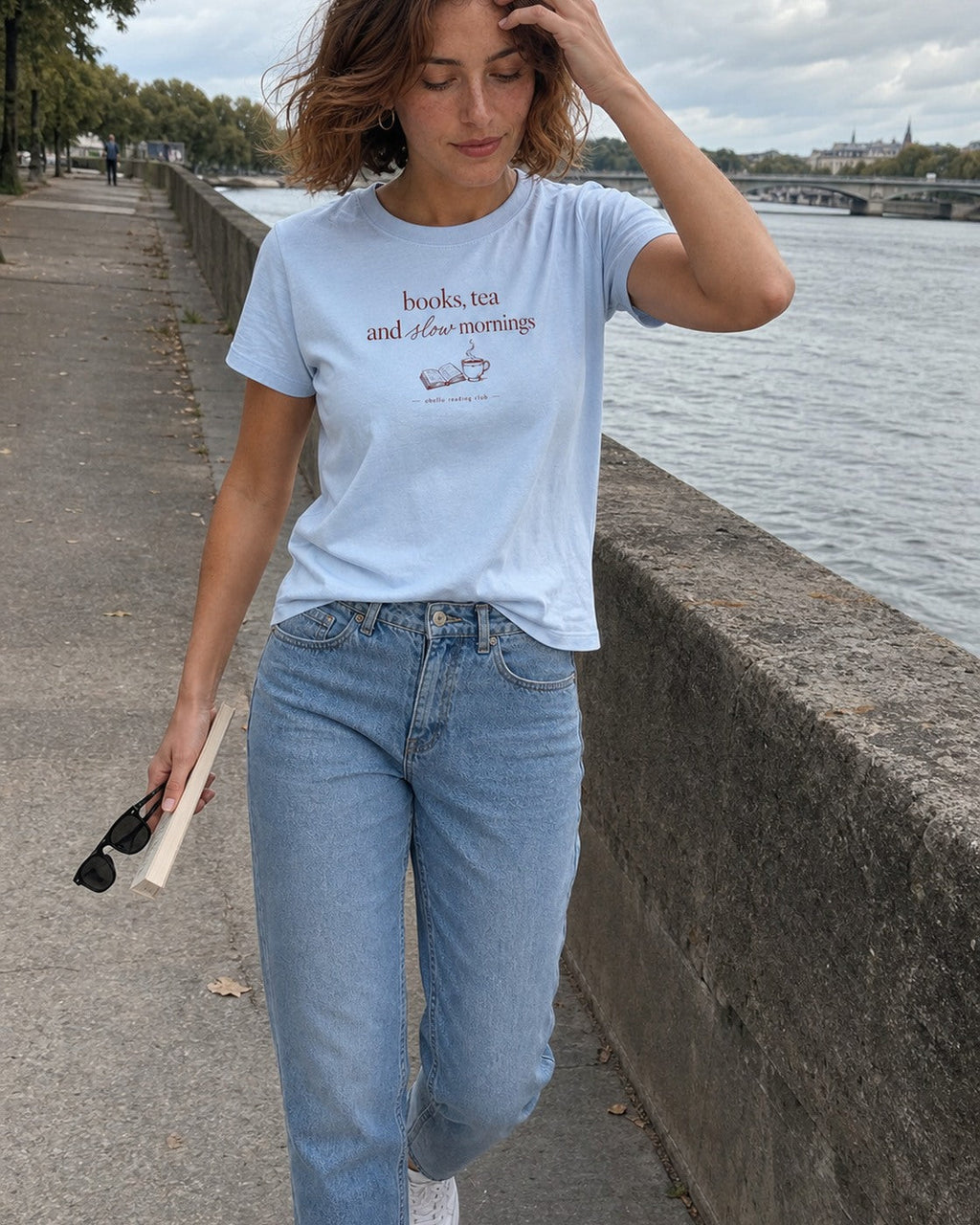 Books, Tea & Slow Mornings – Classic T-Shirt in Blue Soul – authentisches iPhone-Lifestylebild