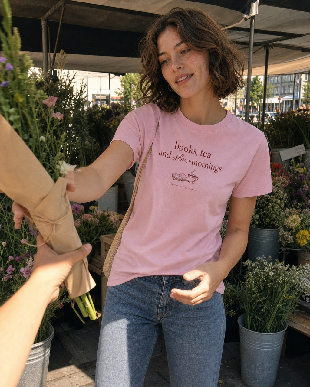 Books, Tea & Slow Mornings – Classic T-Shirt in Cotton Pink – authentisches iPhone-Lifestylebild