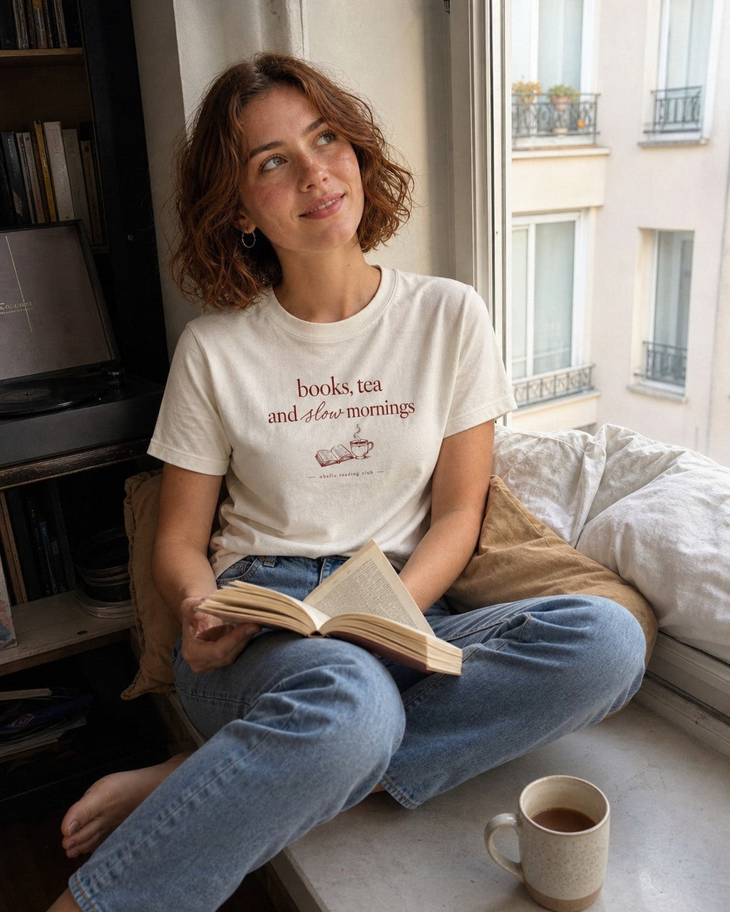 Books, Tea & Slow Mornings – Classic T-Shirt in Natural Raw – authentisches iPhone-Lifestylebild
