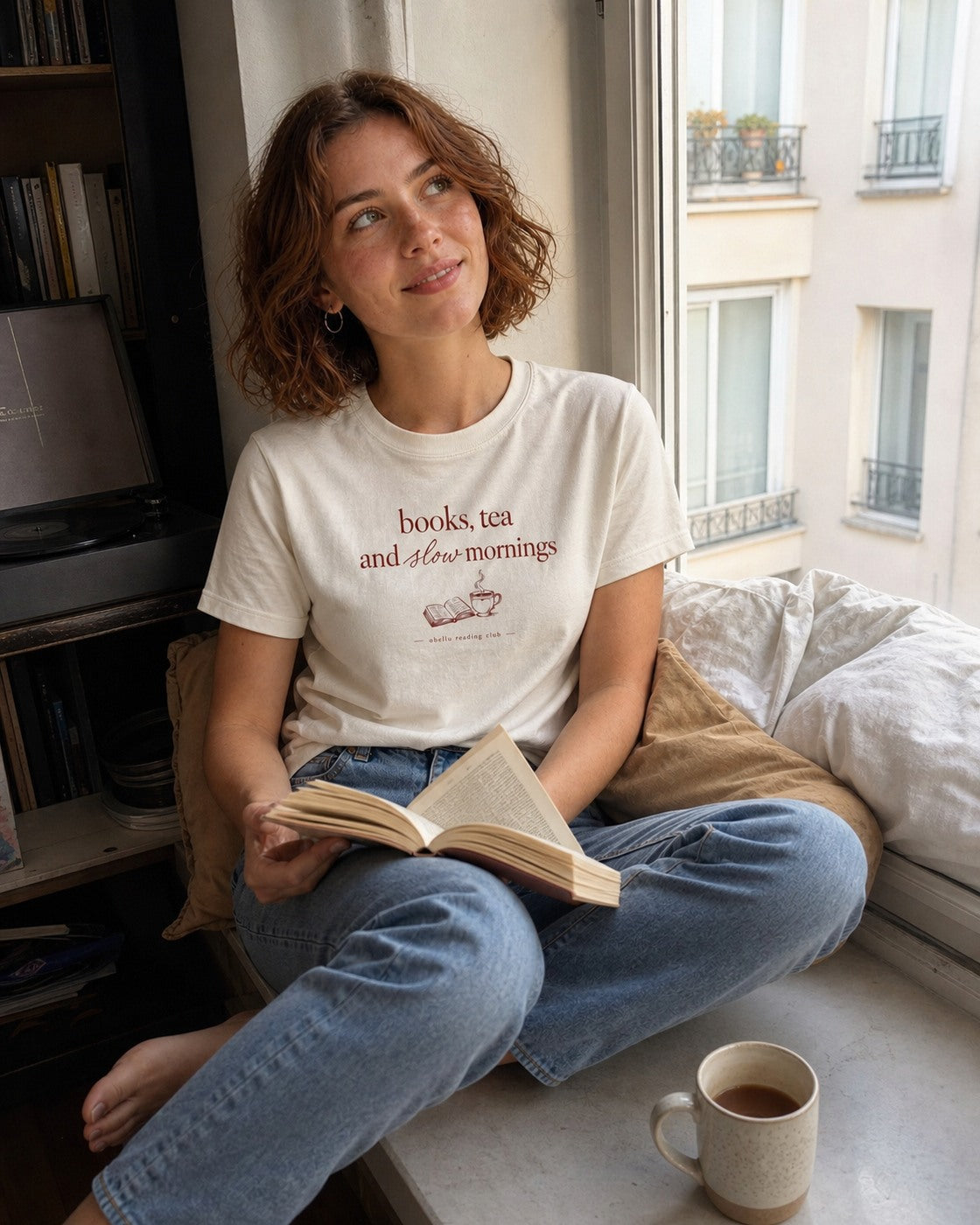 Books, Tea & Slow Mornings – Classic T-Shirt in Natural Raw – authentisches iPhone-Lifestylebild