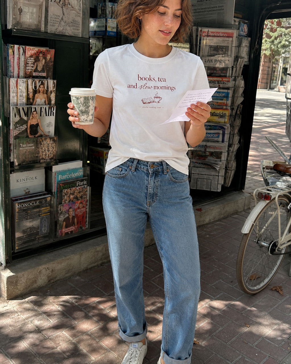 Books, Tea & Slow Mornings – Classic T-Shirt in White – authentisches iPhone-Lifestylebild