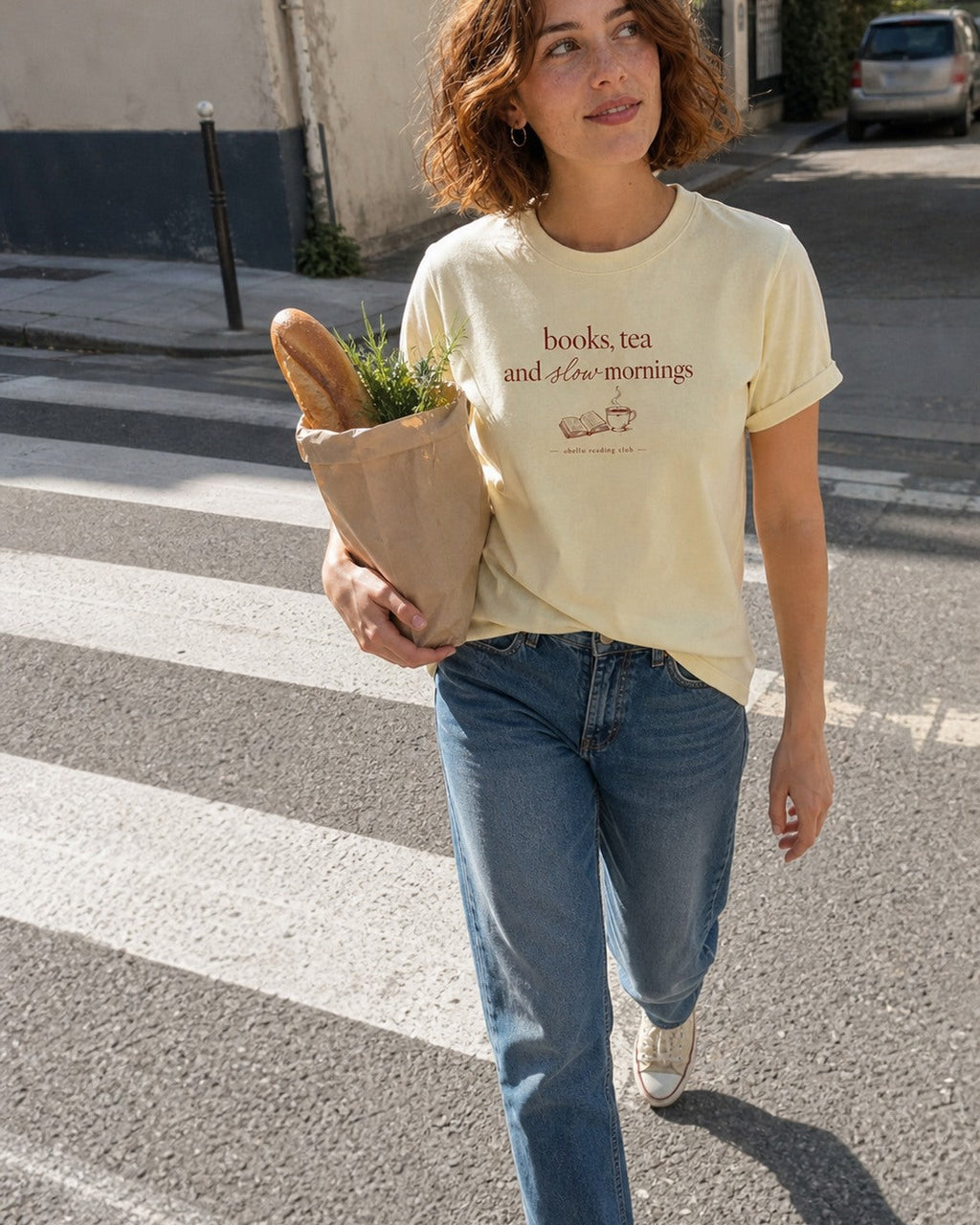 Books, Tea & Slow Mornings – Rolled Sleeve T-Shirt in Butter – authentisches iPhone-Lifestylebild