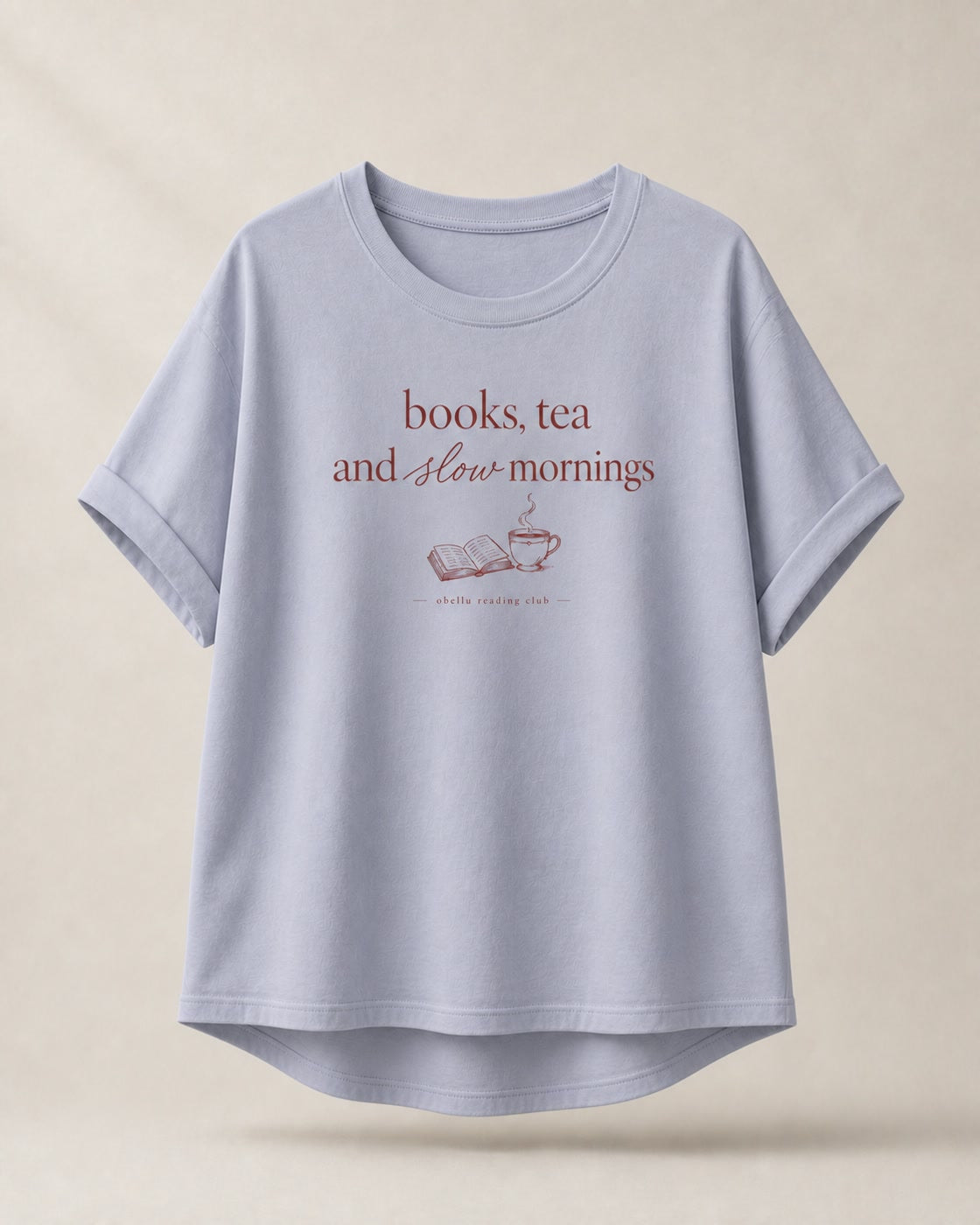 Books, Tea & Slow Mornings – Rolled Sleeve T-Shirt in Serene Blue – 3D-Produktansicht