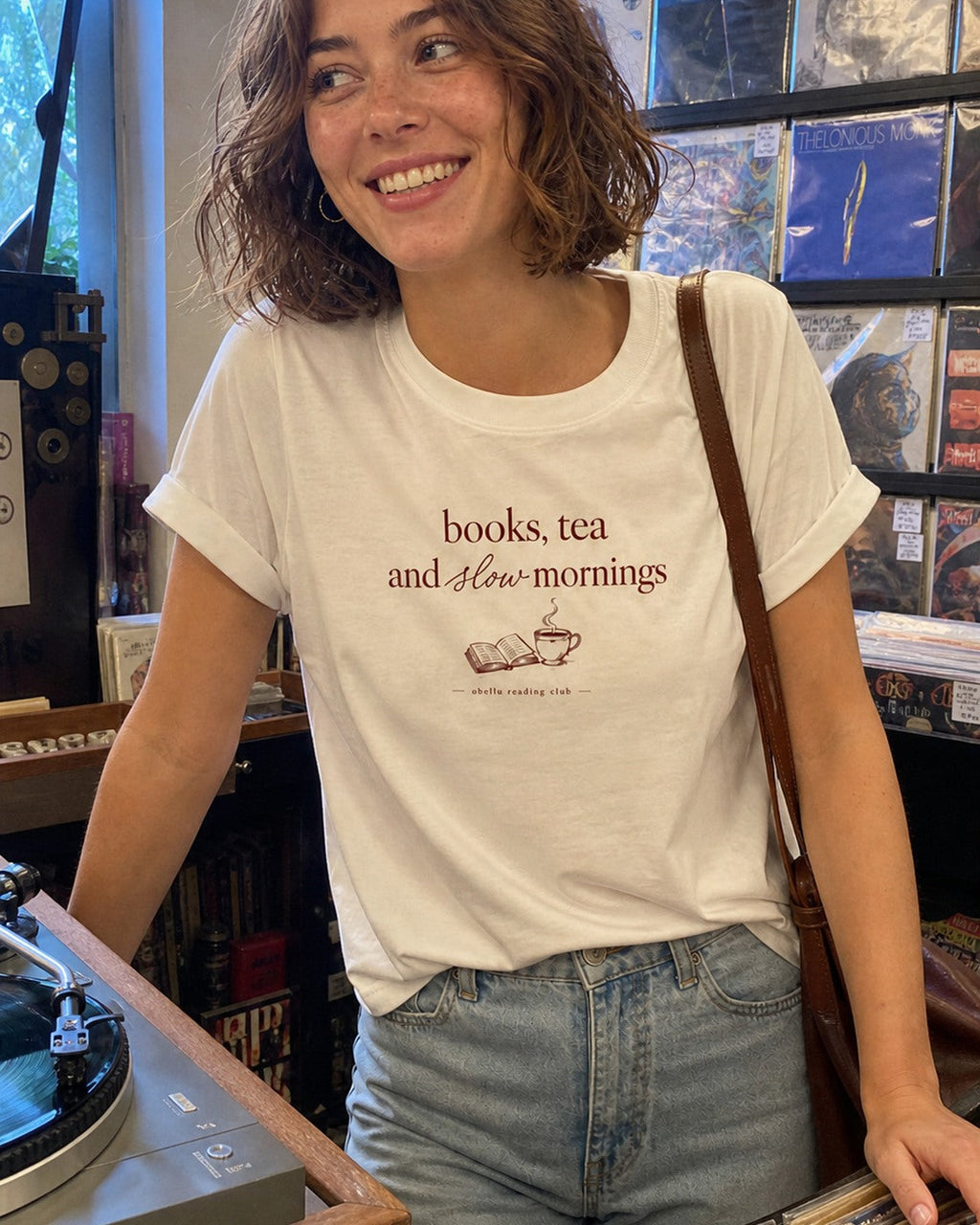 Books, Tea & Slow Mornings – Rolled Sleeve T-Shirt in White – authentisches iPhone-Lifestylebild