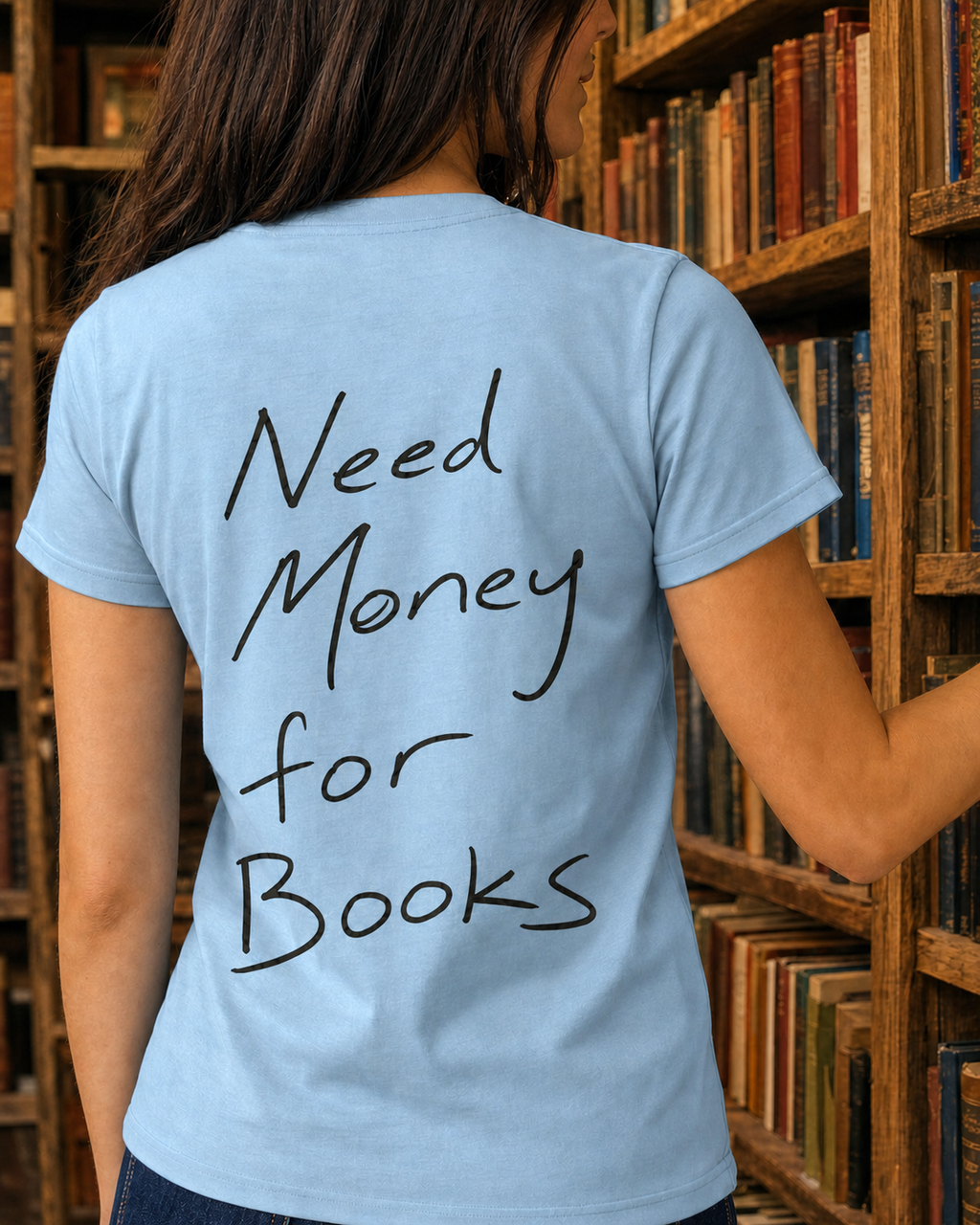 Need Money for Books Classic T-Shirt in Blue Soul – großes Original-Rückenmotiv am Model