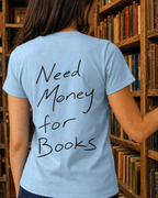 Need Money for Books Classic T-Shirt in Blue Soul – großes Original-Rückenmotiv am Model