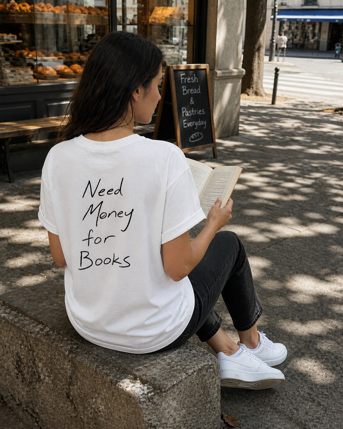 Need Money for Books – Longline T-Shirt in White – authentisches iPhone-Lifestylebild