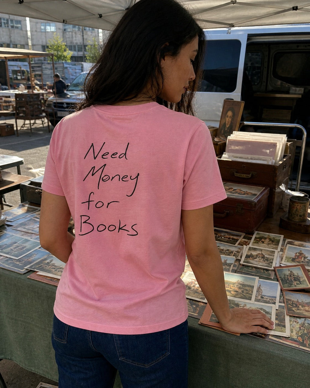 Need Money for Books – Classic T-Shirt in Cotton Pink – authentisches iPhone-Lifestylebild