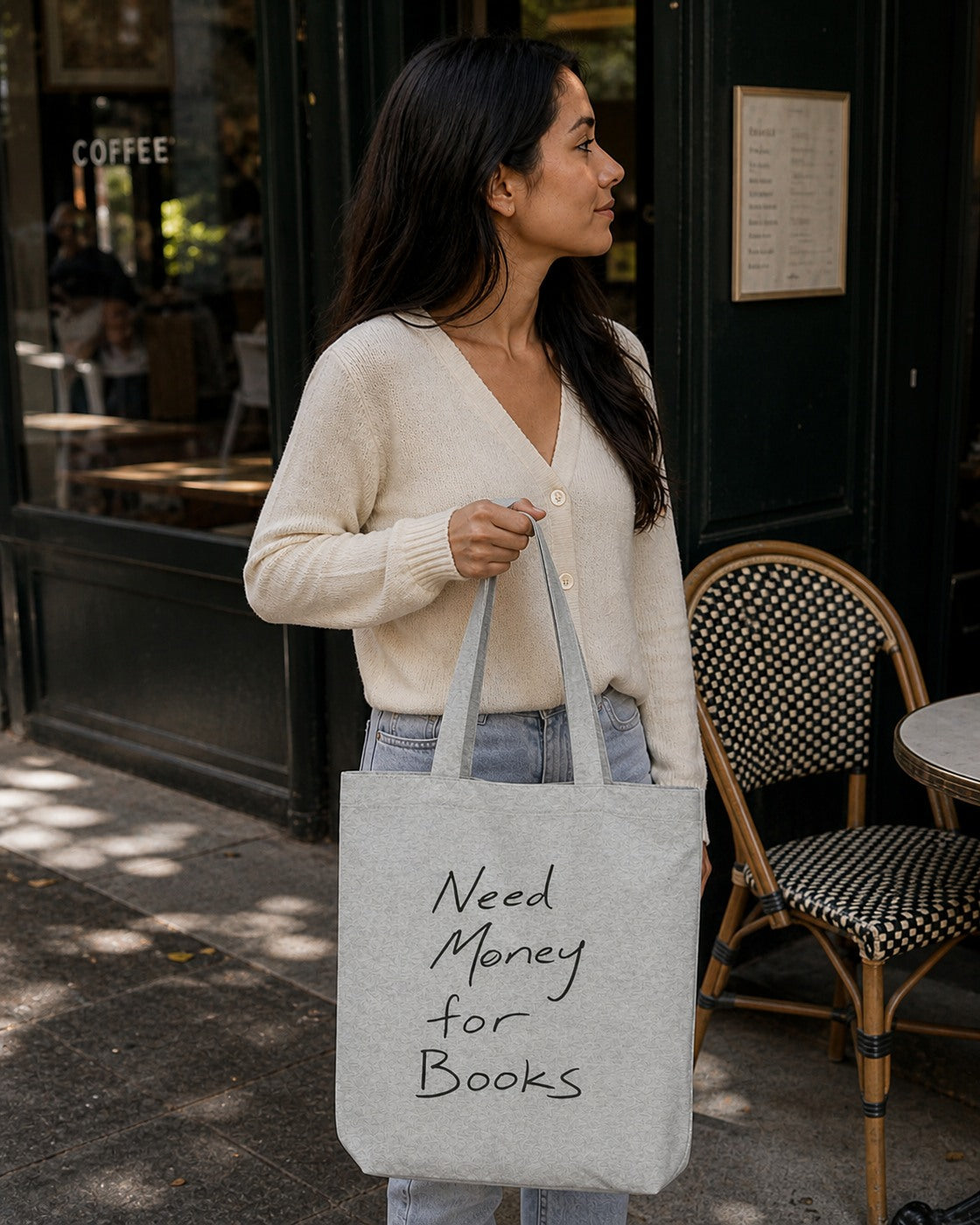 Need Money for Books – Tote Bag in Heather Grey – authentisches iPhone-Lifestylebild