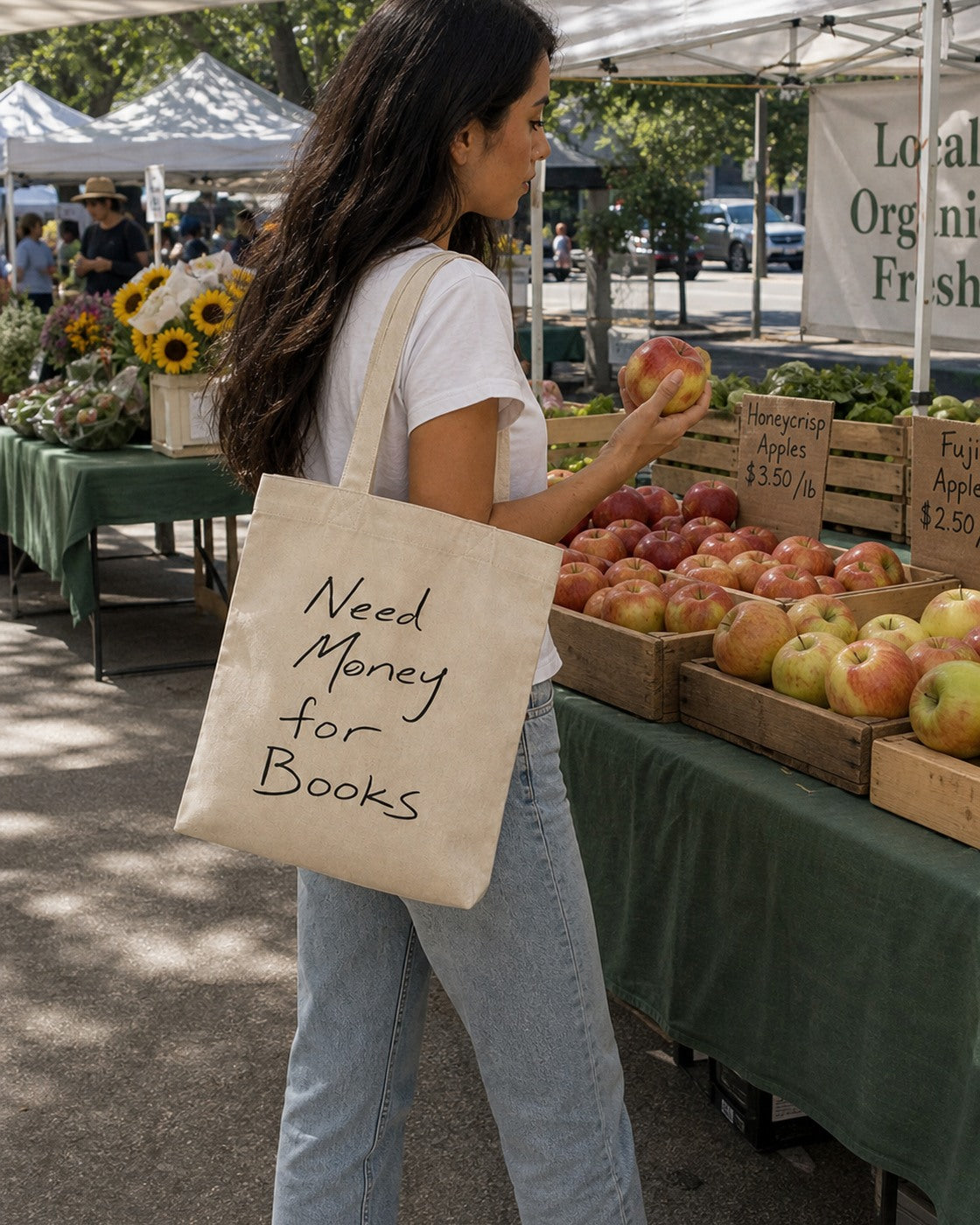 Need Money for Books – Tote Bag in Natural – authentisches iPhone-Lifestylebild