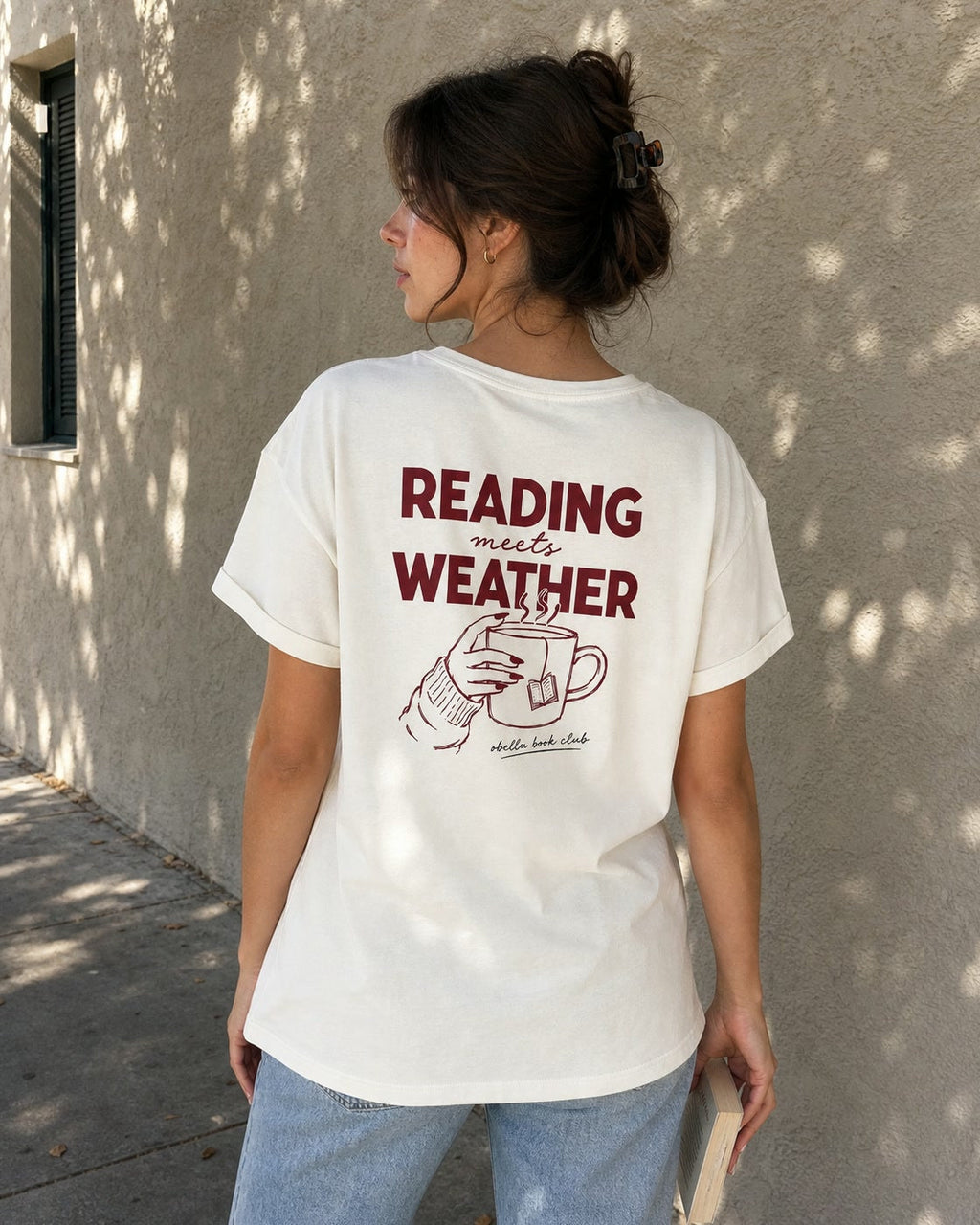 Reading Meets Weather – Longline T-Shirt in White – Lifestyle-Modelbild