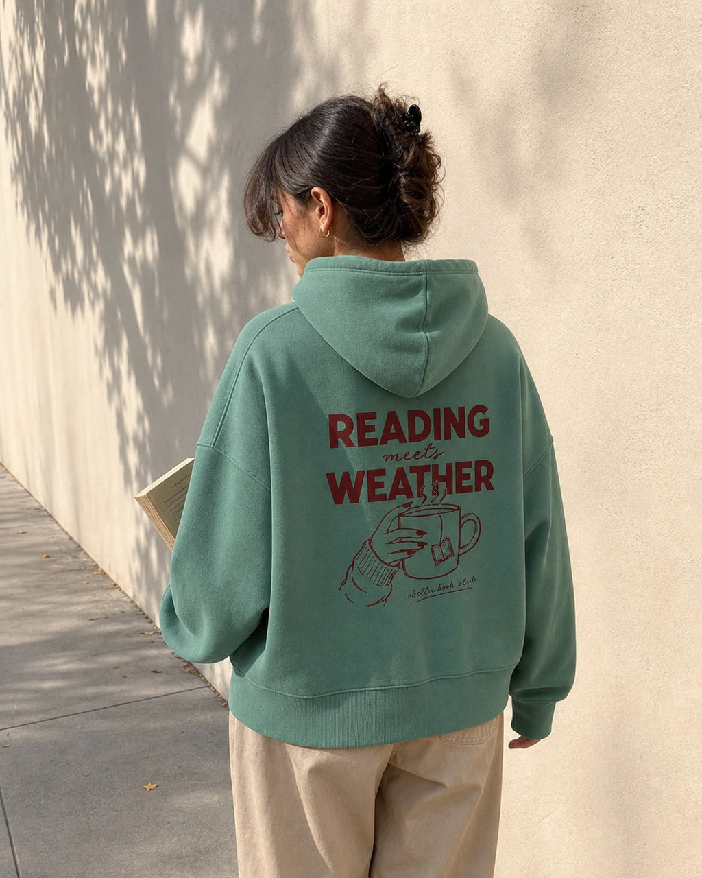 Reading Meets Weather – Boxcut Hoodie in Green Bay – Lifestylebild mit originalgetreuem Boxcut-Schnitt