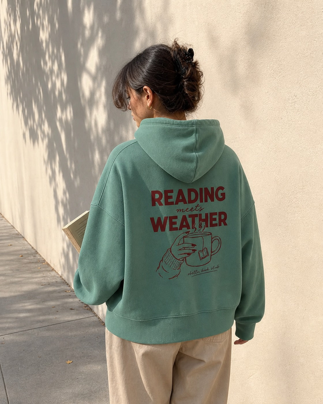 Reading Meets Weather – Boxcut Hoodie in Green Bay – Lifestylebild mit originalgetreuem Boxcut-Schnitt