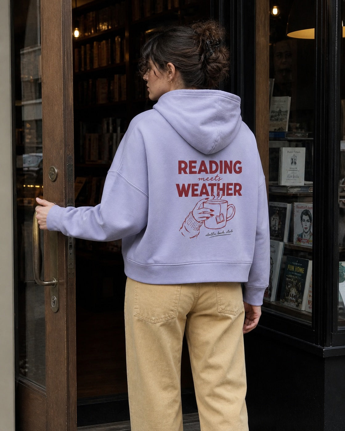 Reading Meets Weather – Boxcut Hoodie in Lavender – Lifestylebild mit originalgetreuem Boxcut-Schnitt