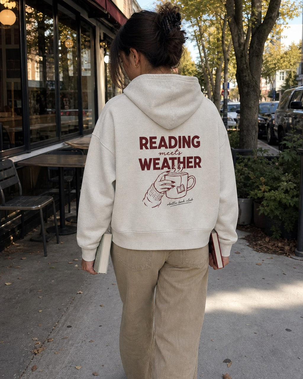 Reading Meets Weather – Boxcut Hoodie in Natural Raw – Lifestylebild mit originalgetreuem Boxcut-Schnitt