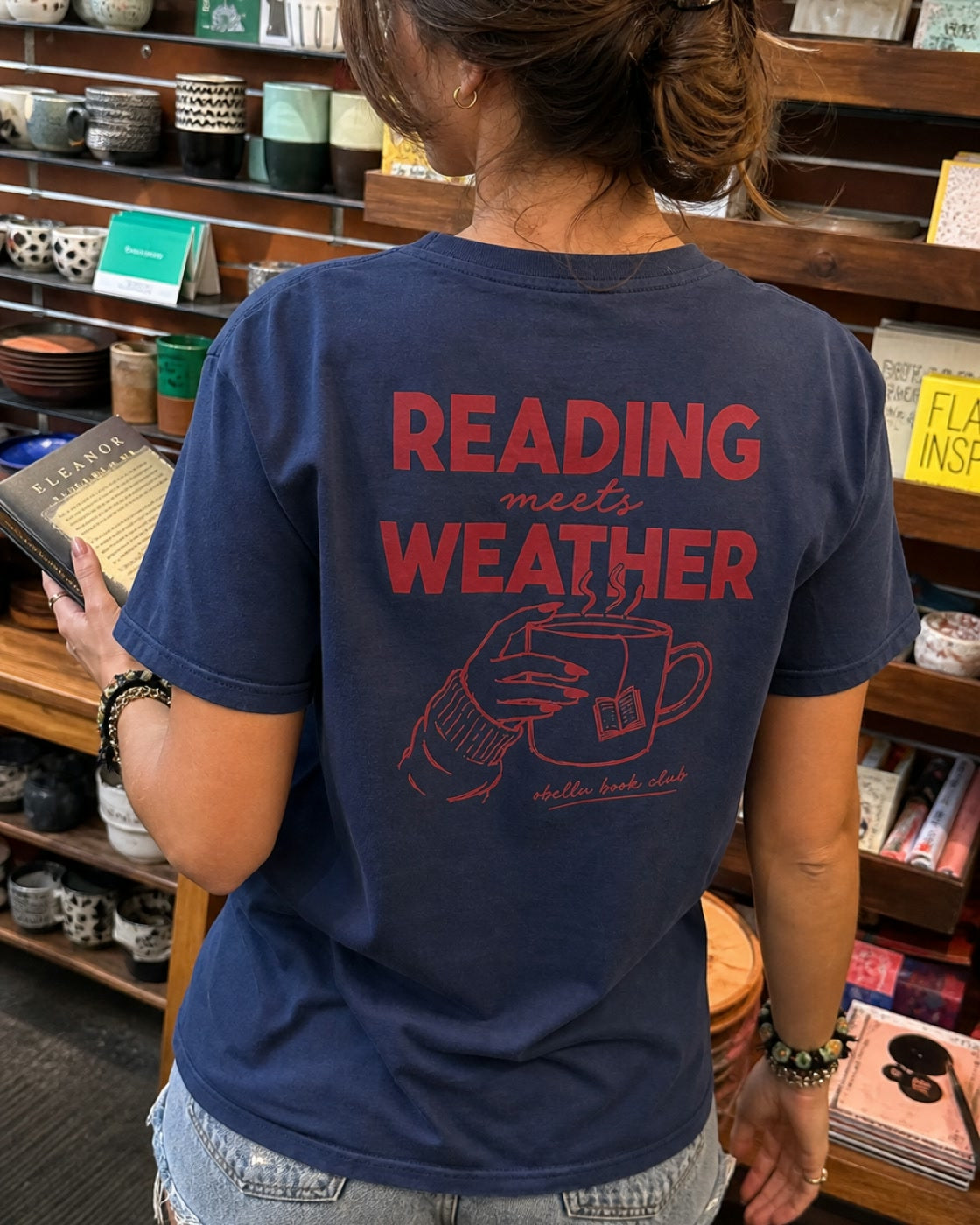 Reading Meets Weather – Classic T-Shirt in Blue Soul – Lifestyle-Modelbild