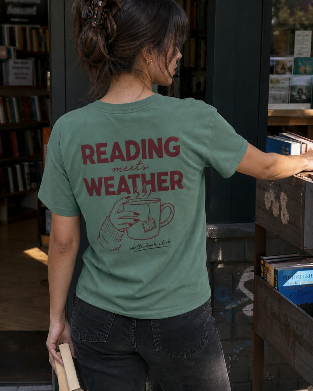 Reading Meets Weather – Classic T-Shirt in Green Bay – Lifestyle-Modelbild