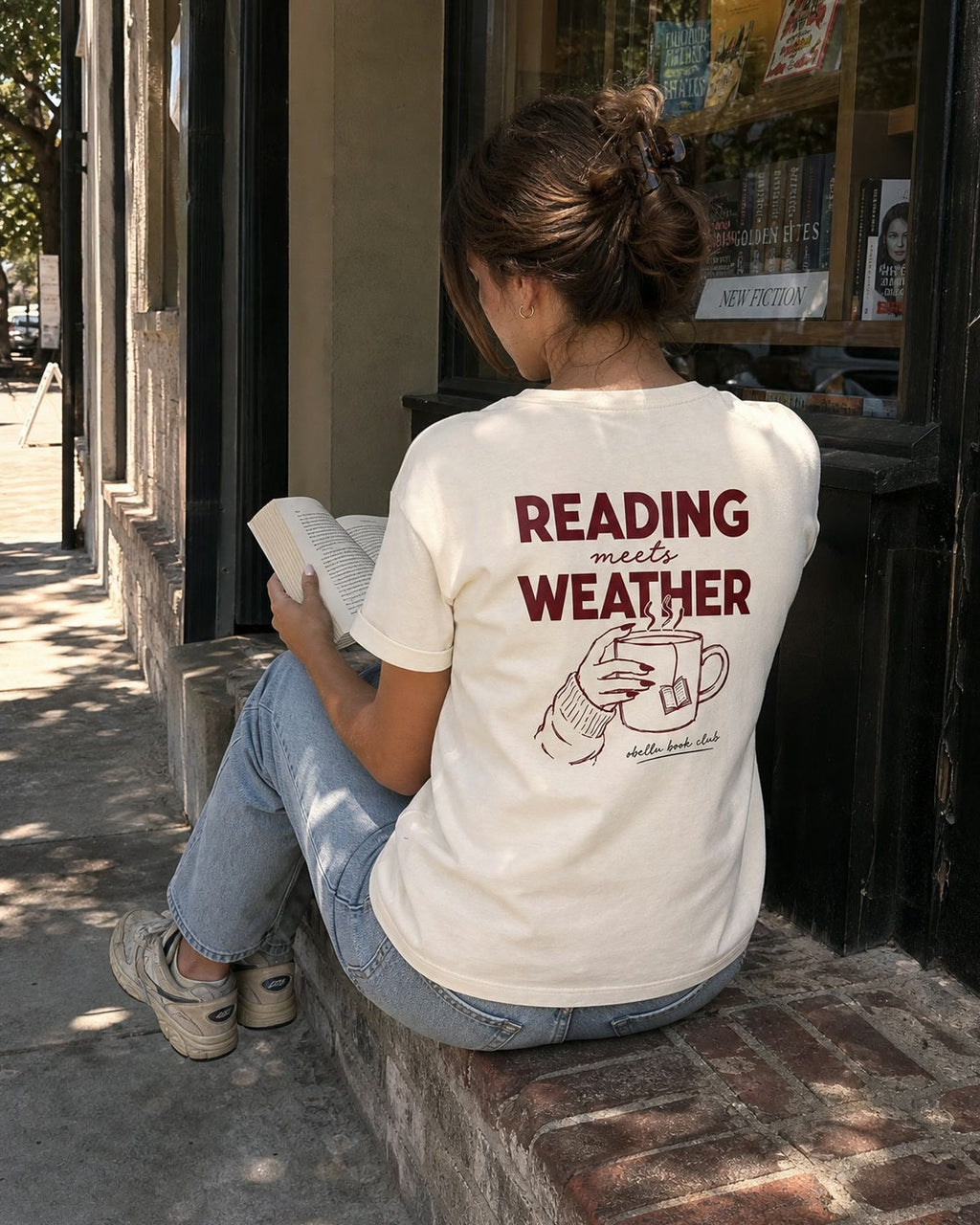 Reading Meets Weather – Classic T-Shirt in Natural Raw – Lifestyle-Modelbild