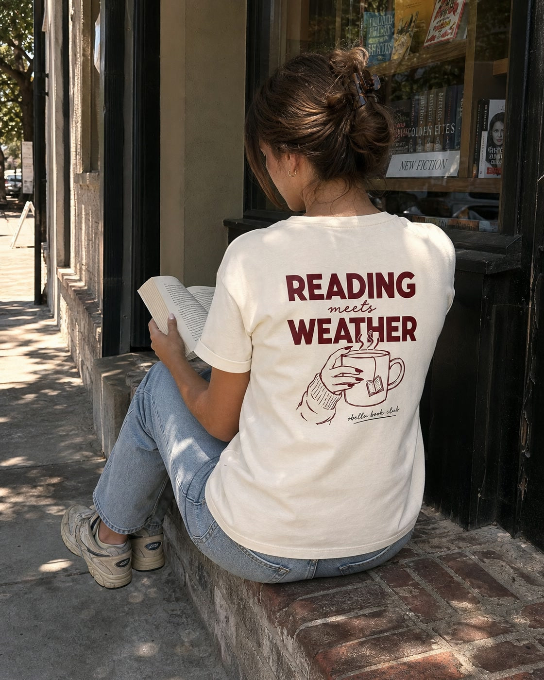 Reading Meets Weather – Classic T-Shirt in Natural Raw – Lifestyle-Modelbild