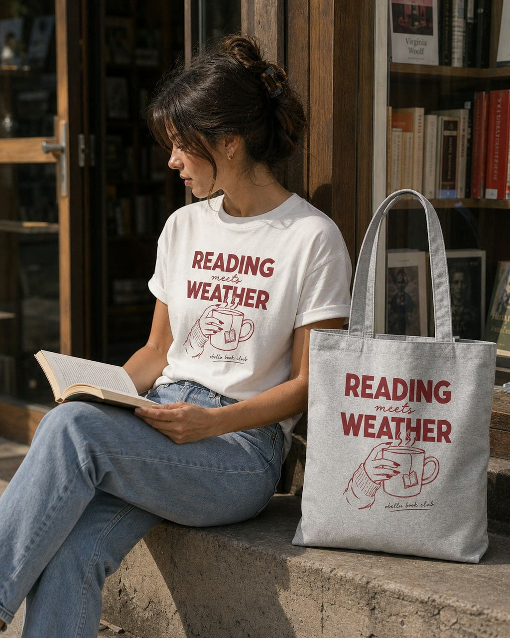 Reading Meets Weather – Tote Bag in Heather Grey – Lifestyle-Modelbild mit korrekten Tragehenkeln